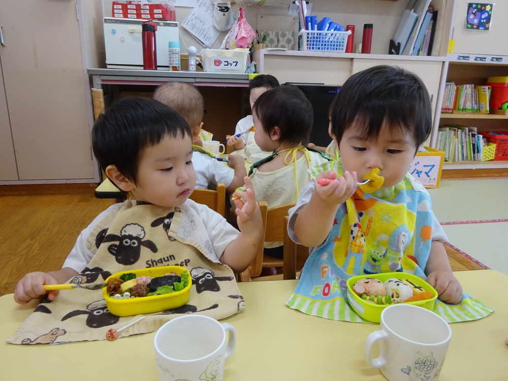 お弁当を食べている子どもたち (3)