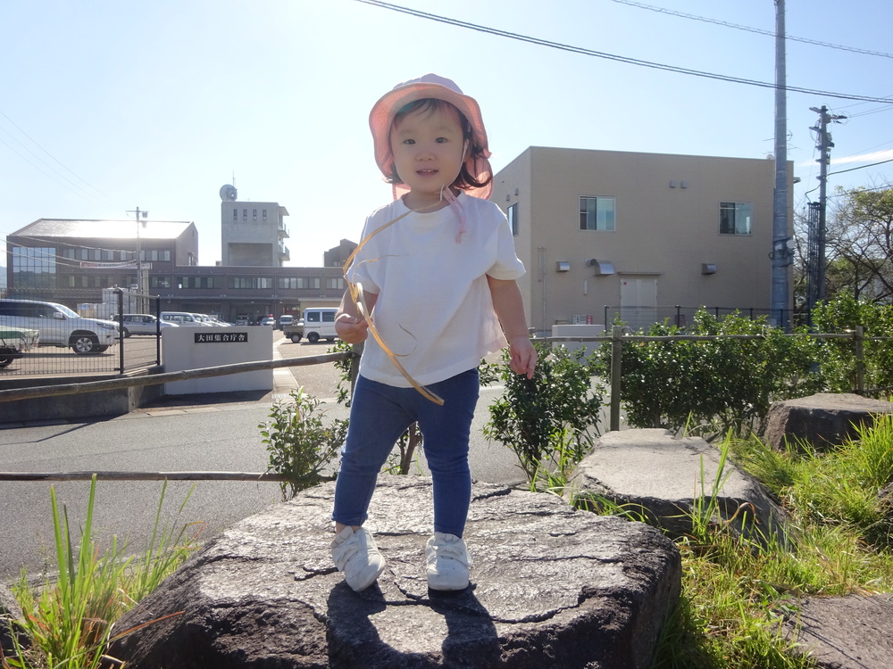 広場で遊ぶ子ども (2)