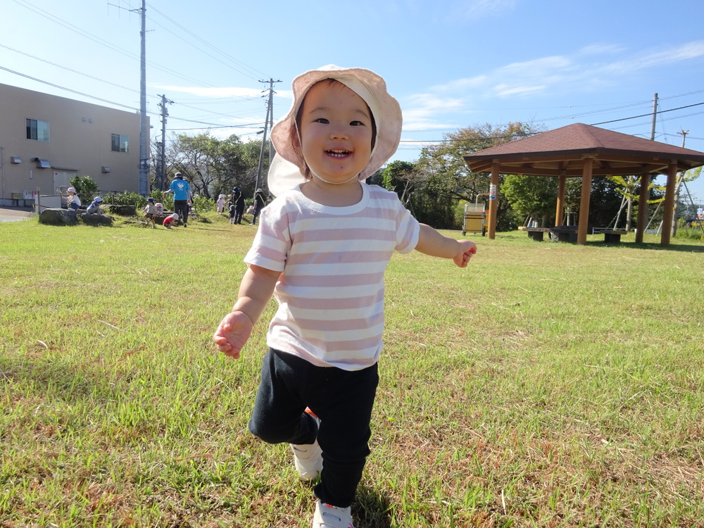 広場で遊ぶ子ども (3)