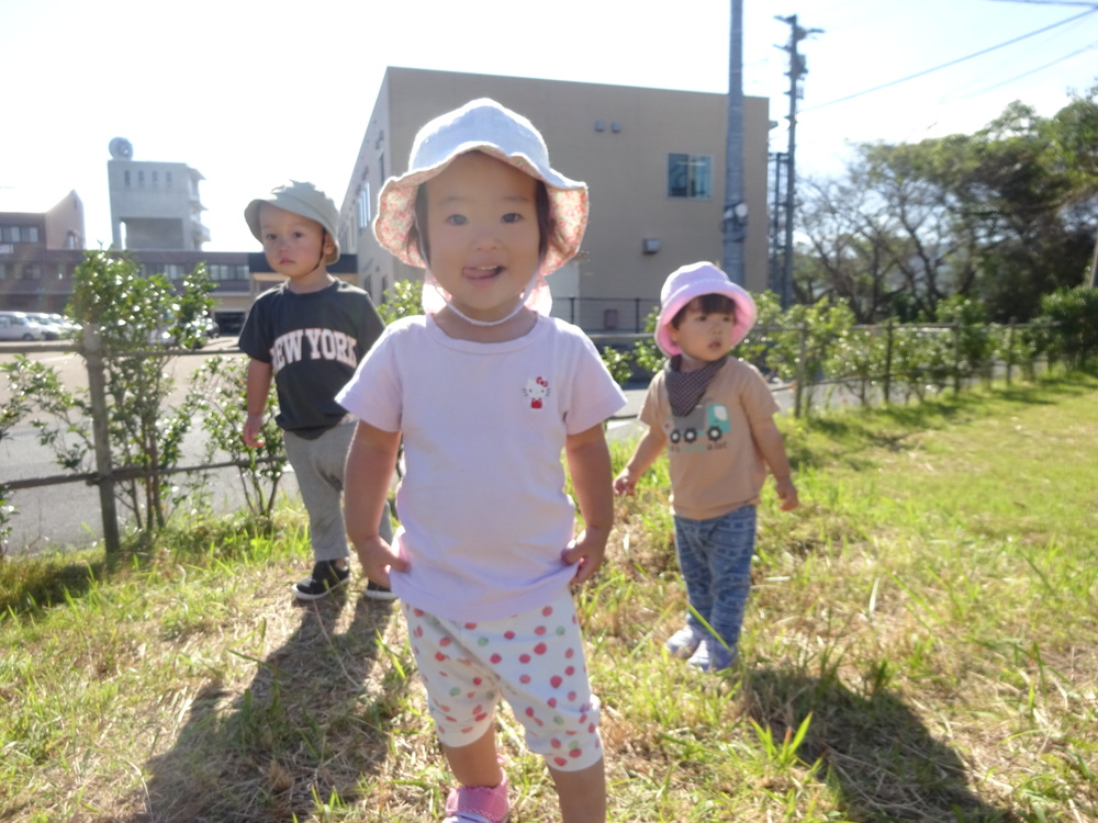 広場で遊ぶ子ども (5)