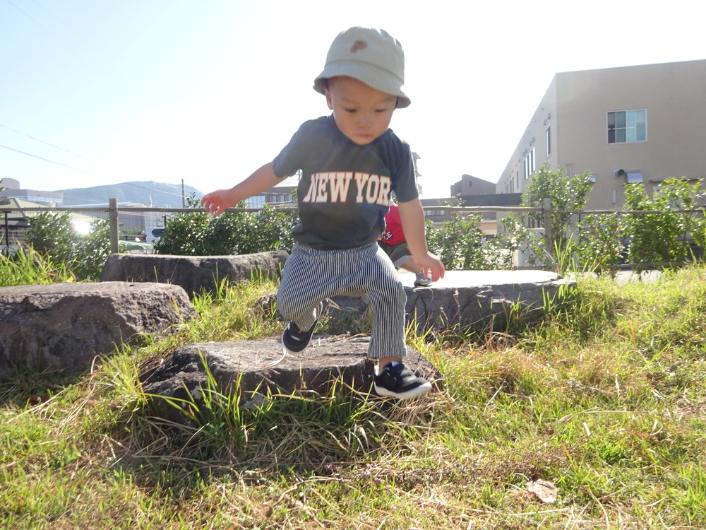 広場で遊ぶ子ども (6)