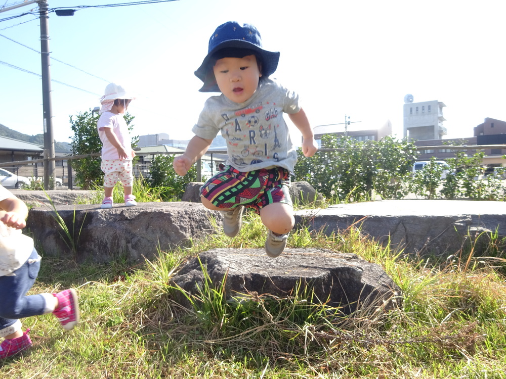 広場で遊ぶ子ども (7)