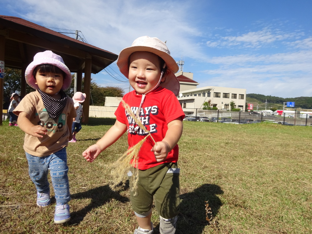 広場で遊ぶ子ども (8)