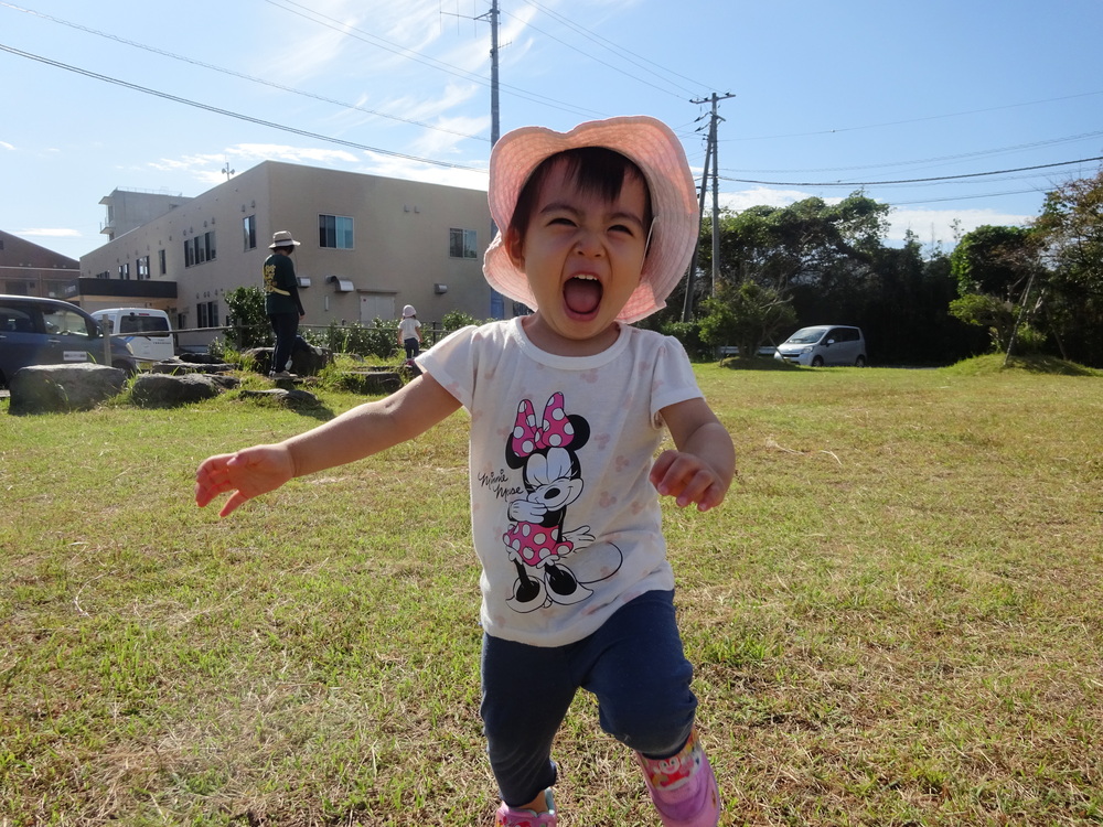 広場で遊ぶ子ども (9)