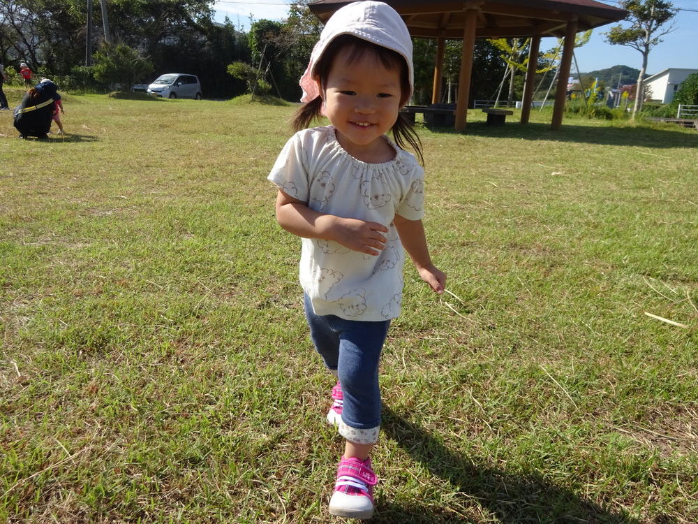 広場で遊ぶ子ども (10)