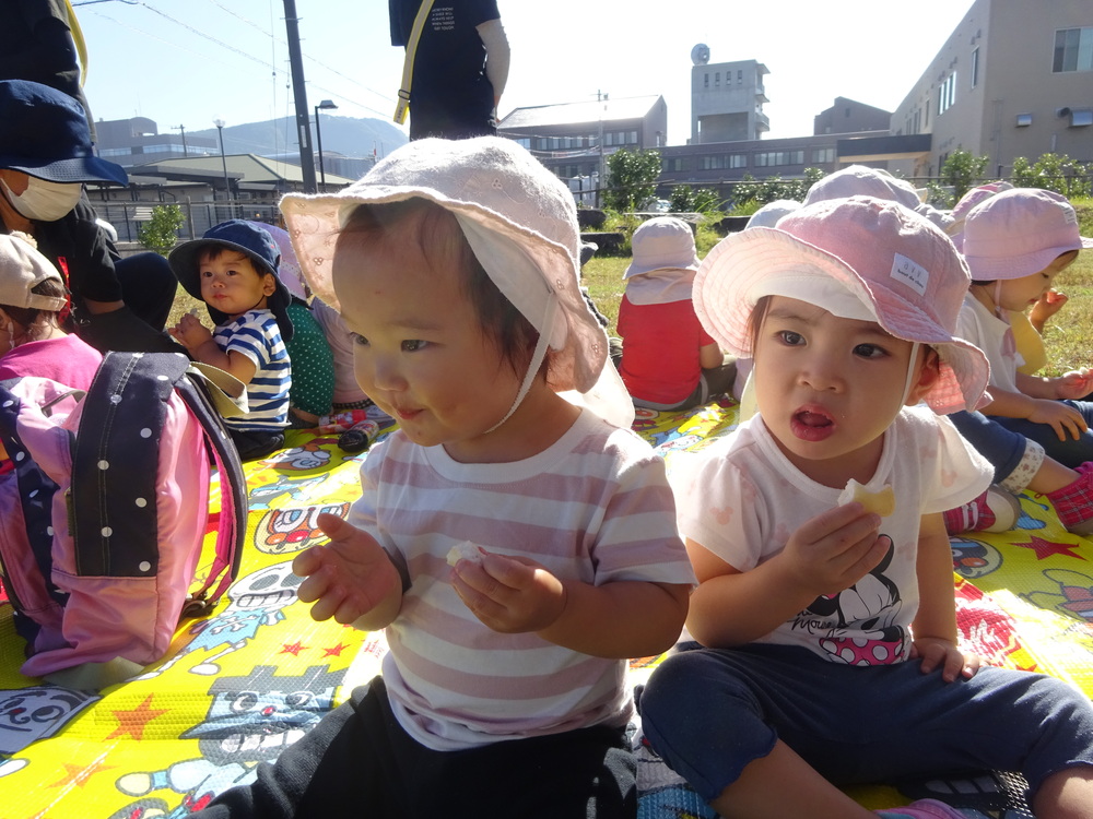 朝のおやつを食べている子どもたち (4)