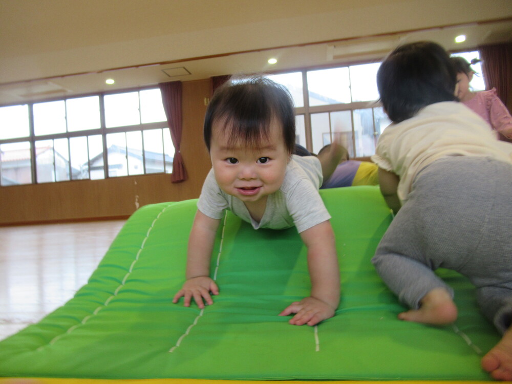 遊戯室で遊んでいる様子 (4)