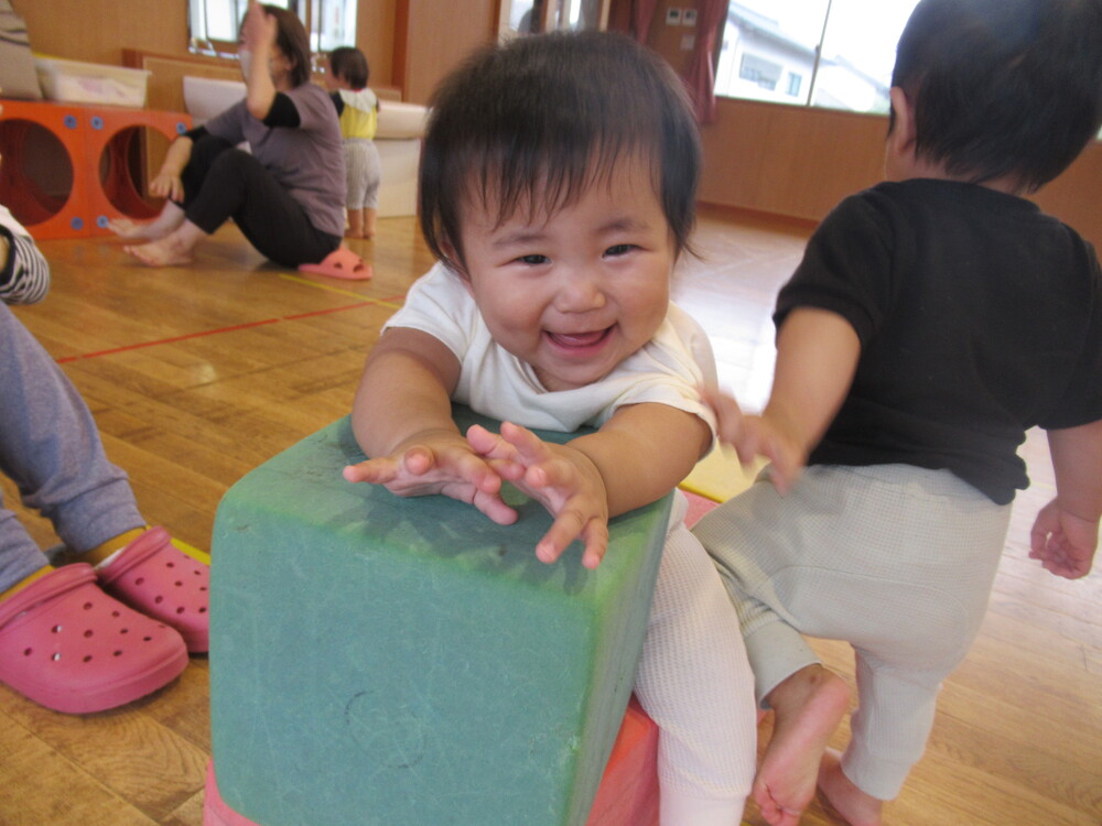 遊戯室で遊んでいる様子 (2)