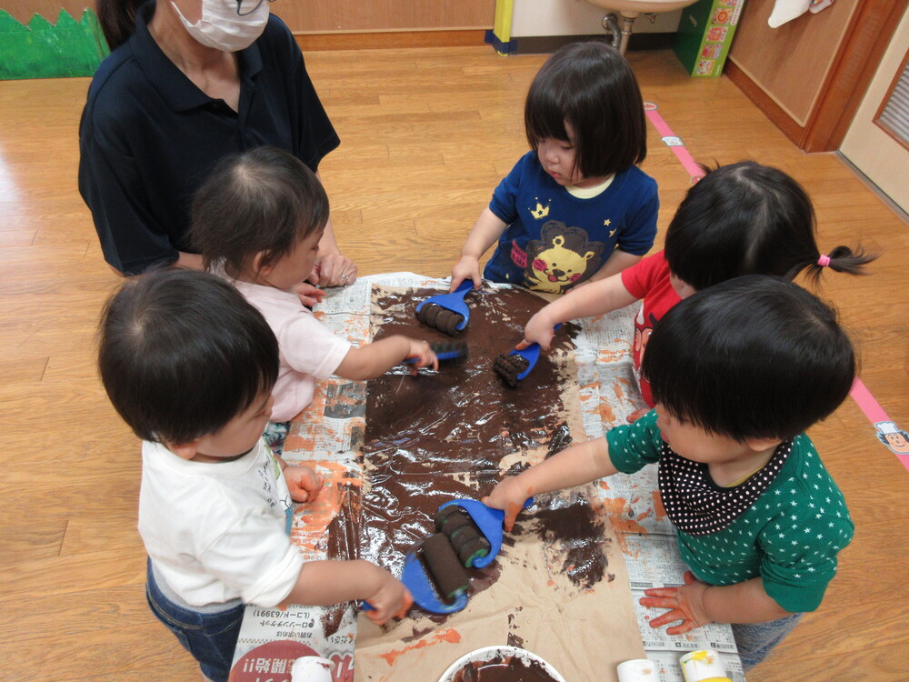 ローラーを使った製作の様子