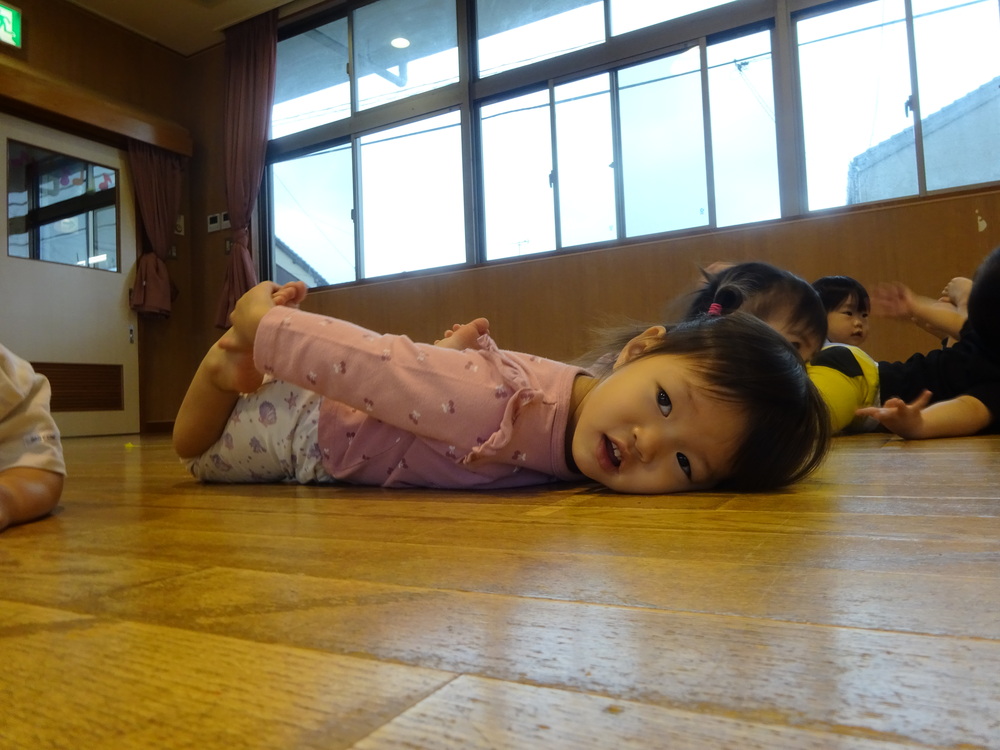 遊戯室で遊ぶ子ども (2)