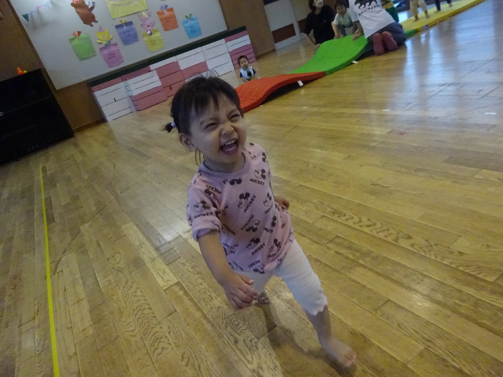 遊戯室で遊ぶ子ども (4)