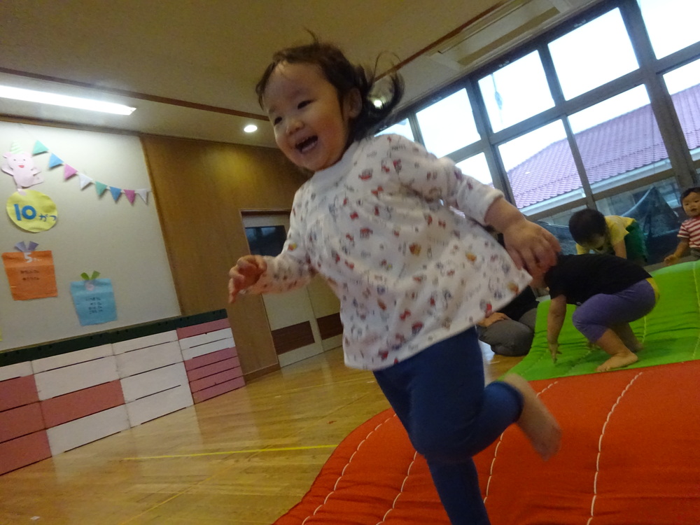 遊戯室で遊ぶ子ども (5)