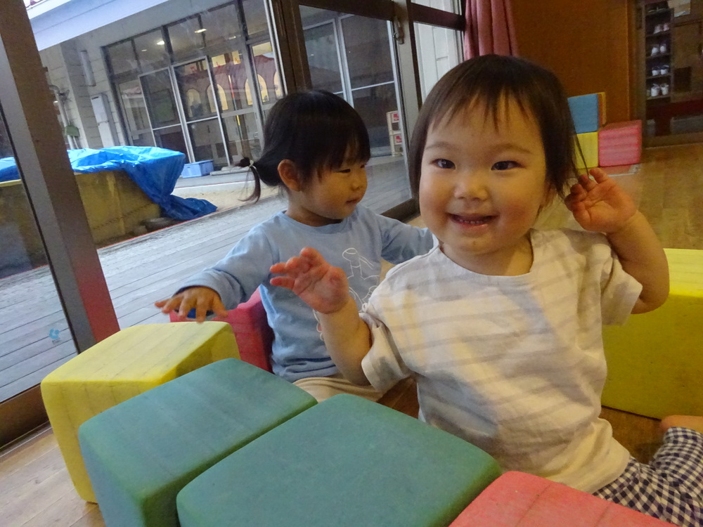 遊戯室で遊ぶ子ども (6)