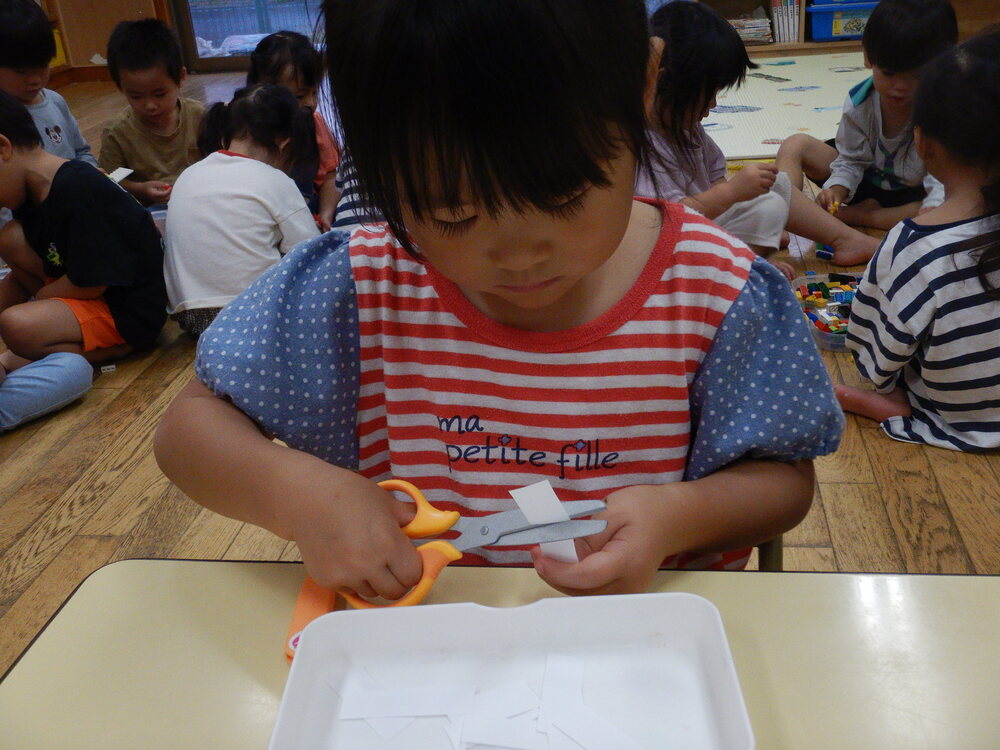 ハサミを使う子ども