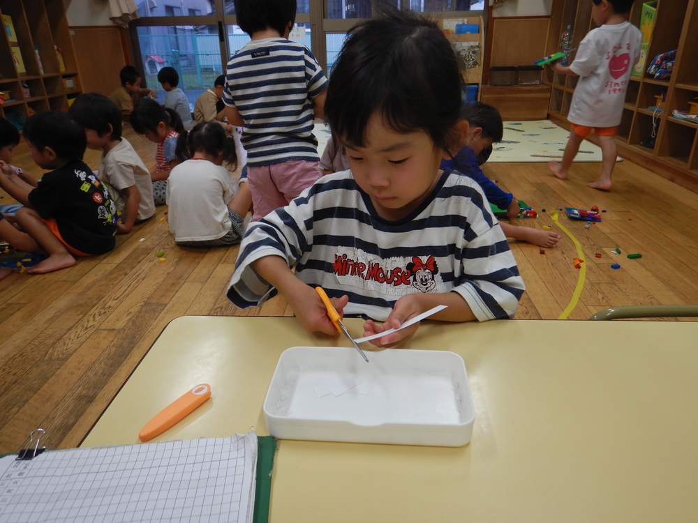 ハサミを使う子ども