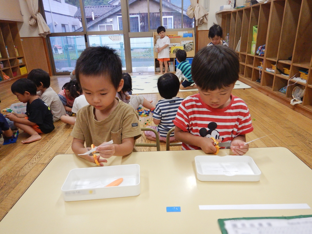 ハサミを使う子ども