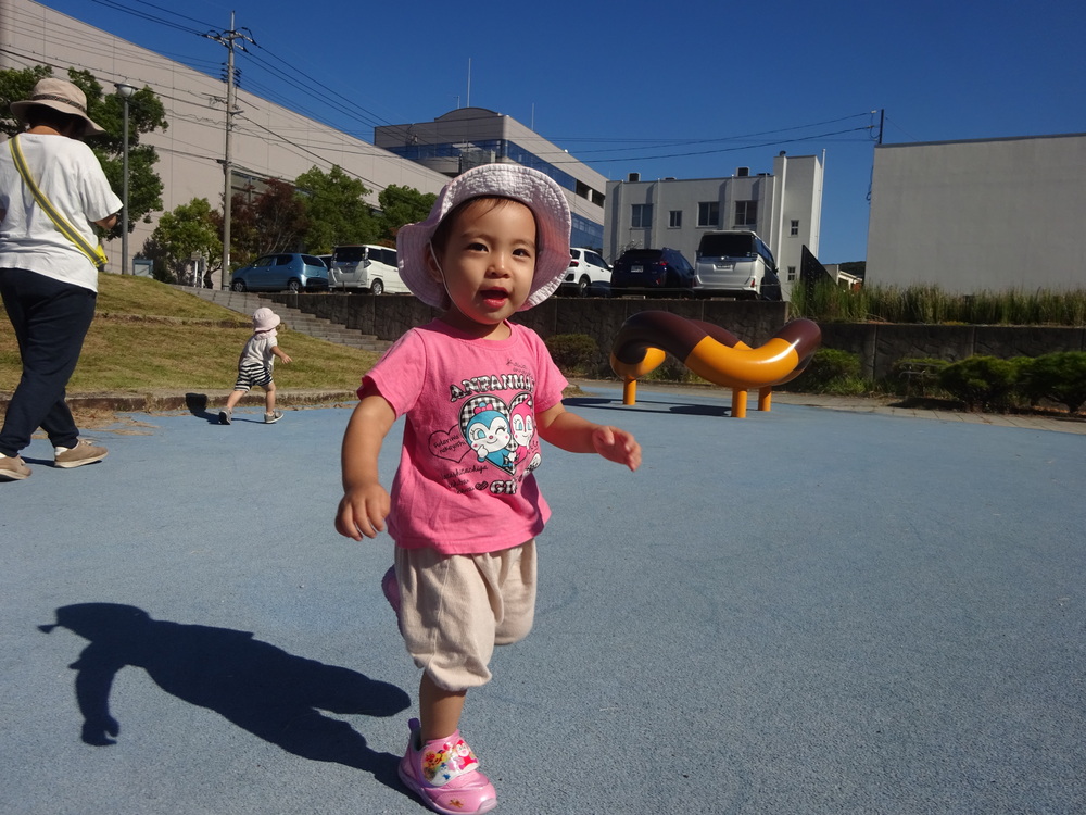 あすてらす公園で遊んでいる子ども (1)