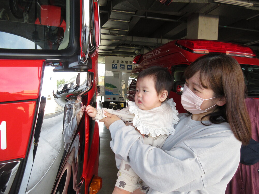 消防車を見ている (2)