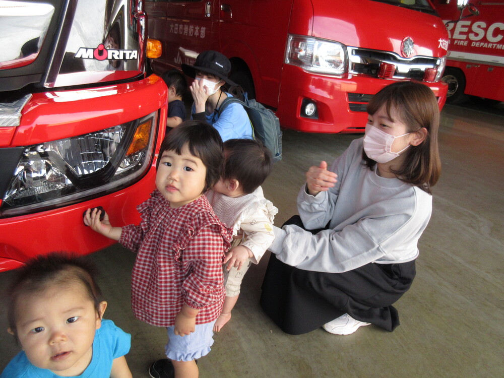 消防車を見ている (3)