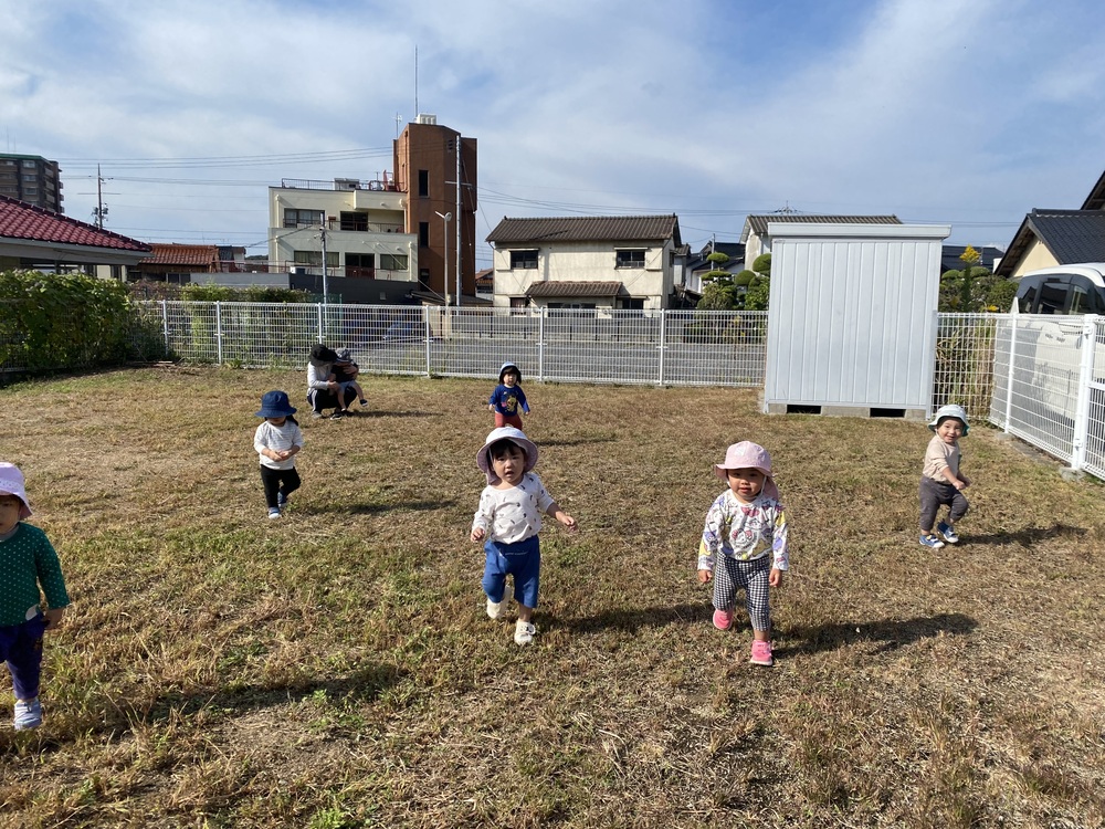 新園庭で遊ぶ様子