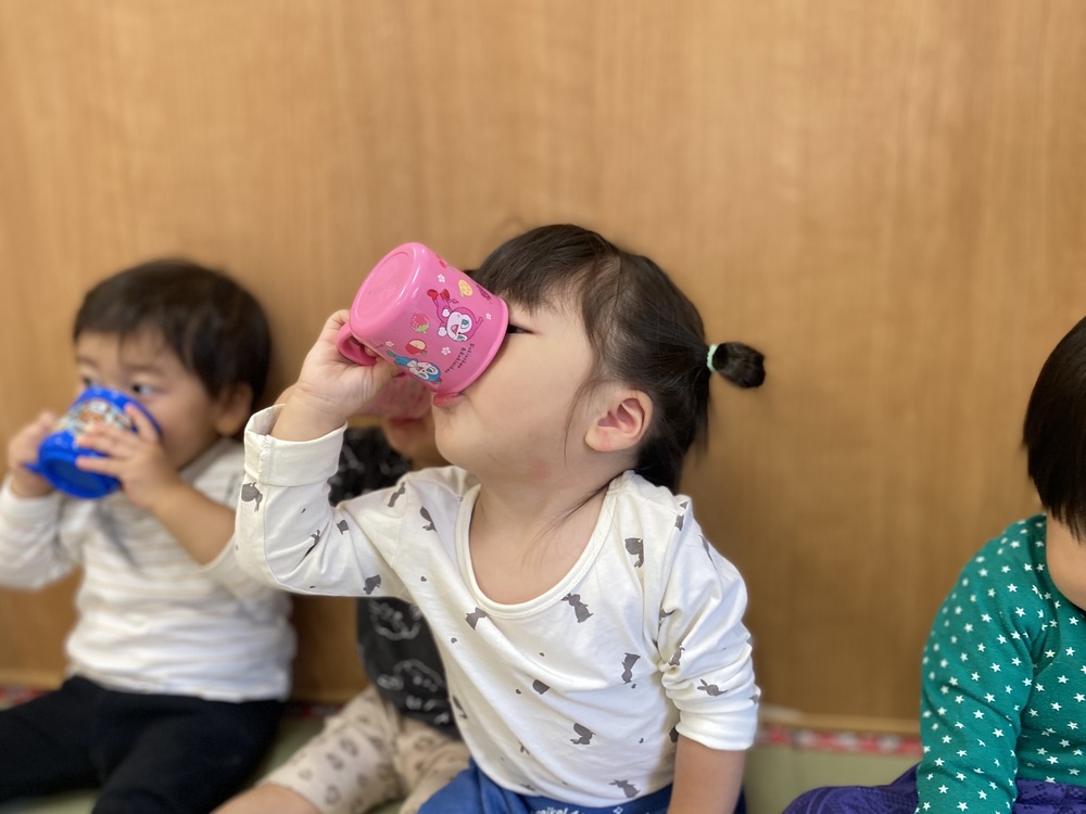 お茶を飲む様子