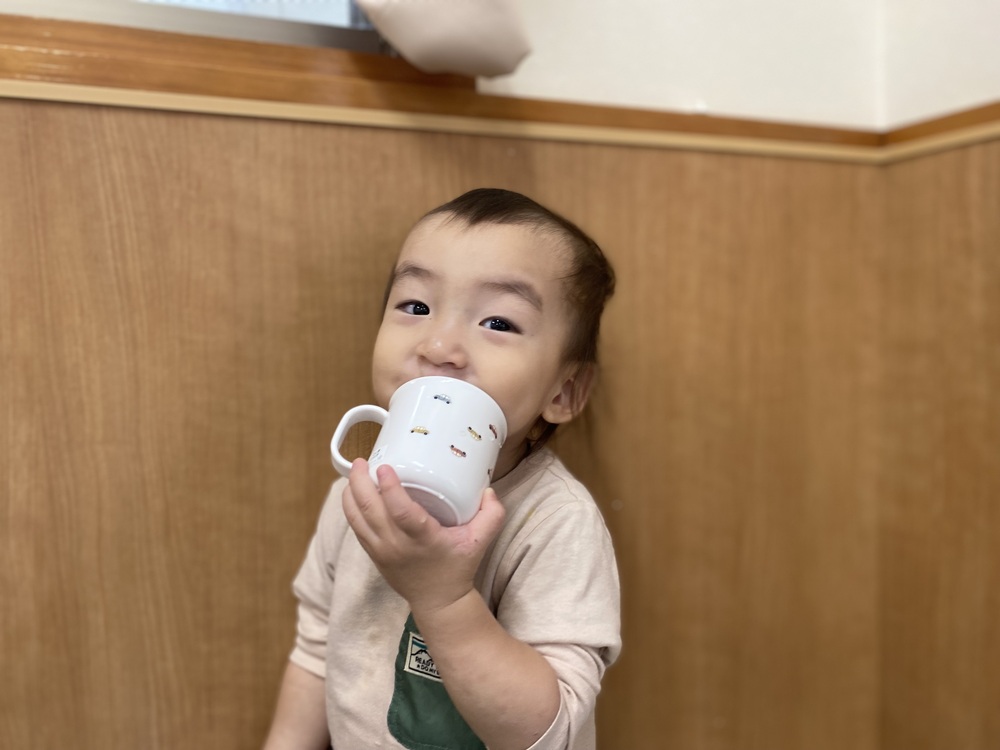 お茶を飲む様子