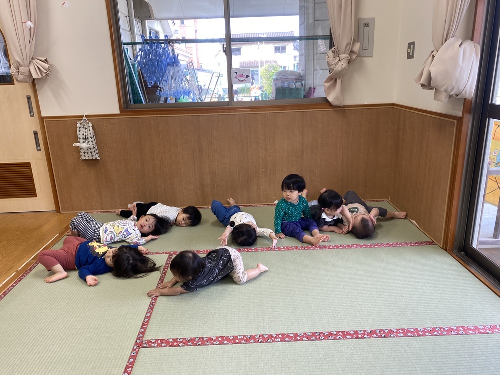 寝転ぶ子ども
