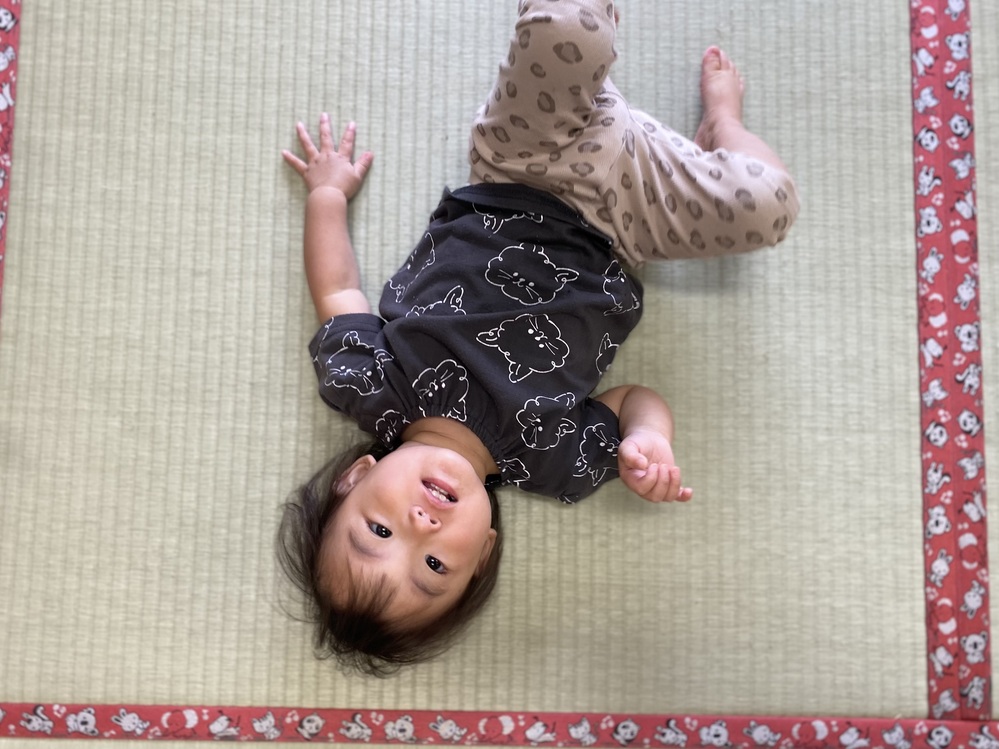 寝転ぶ子ども