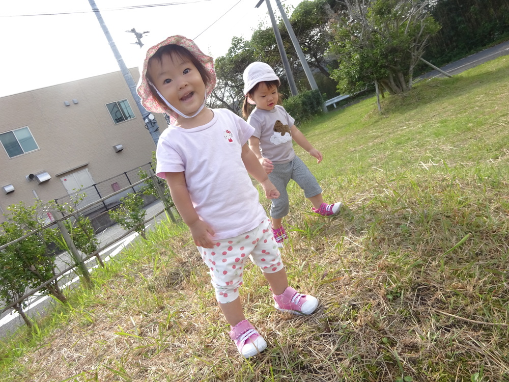 広場で遊ぶ子ども (1)