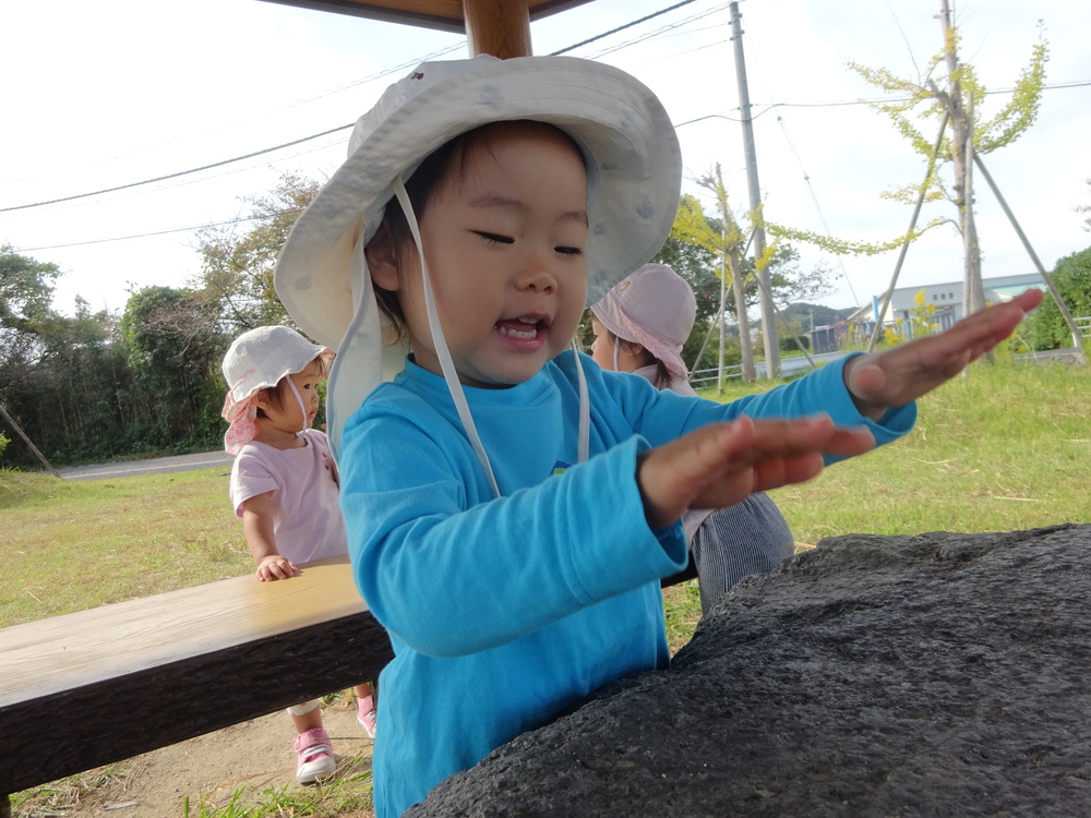 広場で遊ぶ子ども (4)