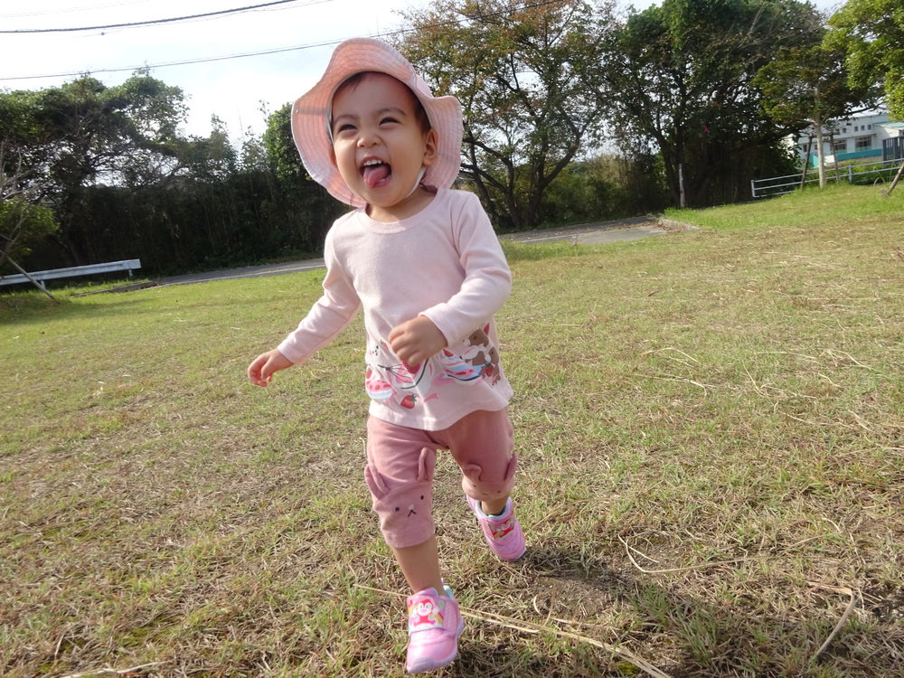 広場で遊ぶ子ども (6)