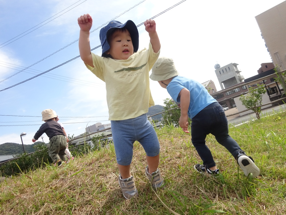 広場で遊ぶ子ども (7)
