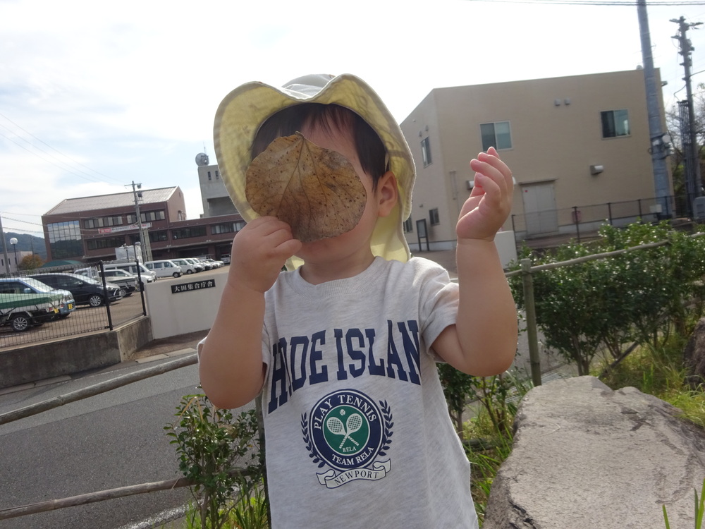 広場で遊ぶ子ども (8)