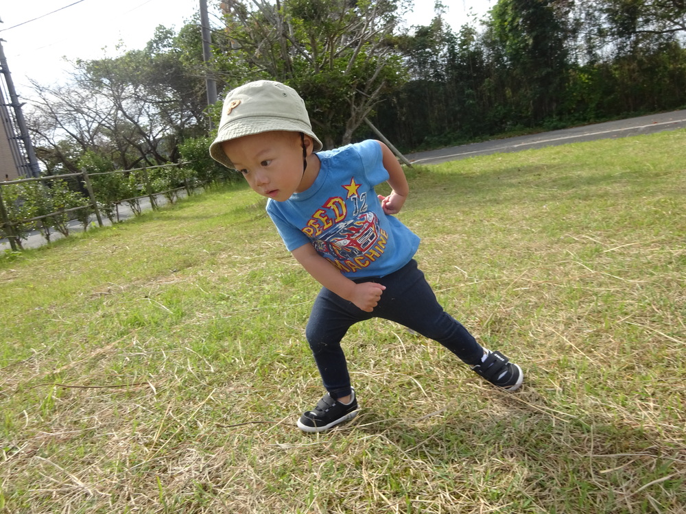 広場で遊ぶ子ども (10)