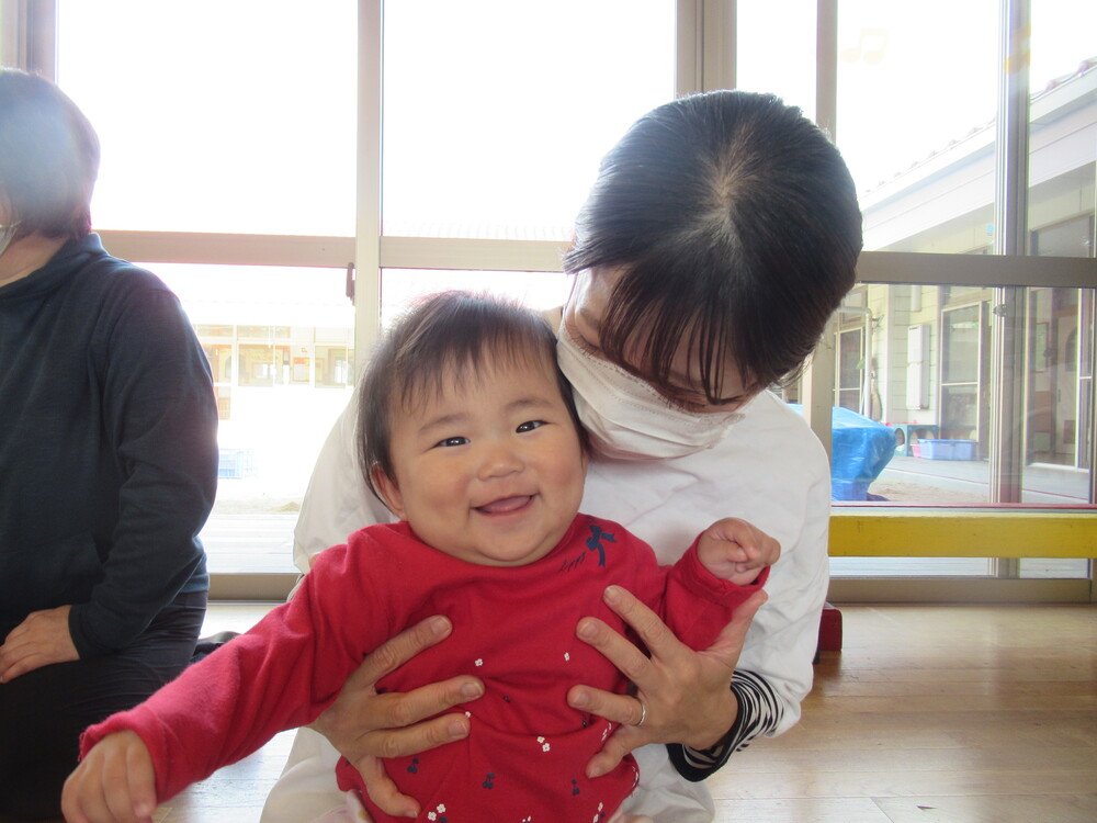 誕生会に参加する子ども (6)