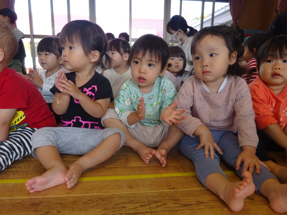 誕生会に参加している子どもたち (1)