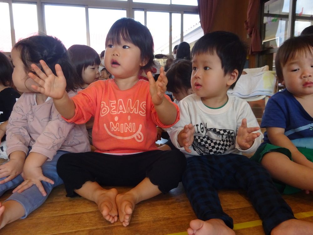 誕生会に参加している子どもたち (3)