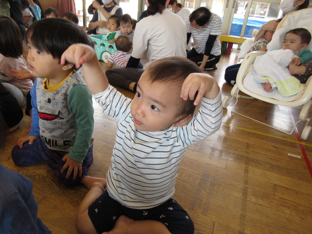 誕生会に参加している (3)