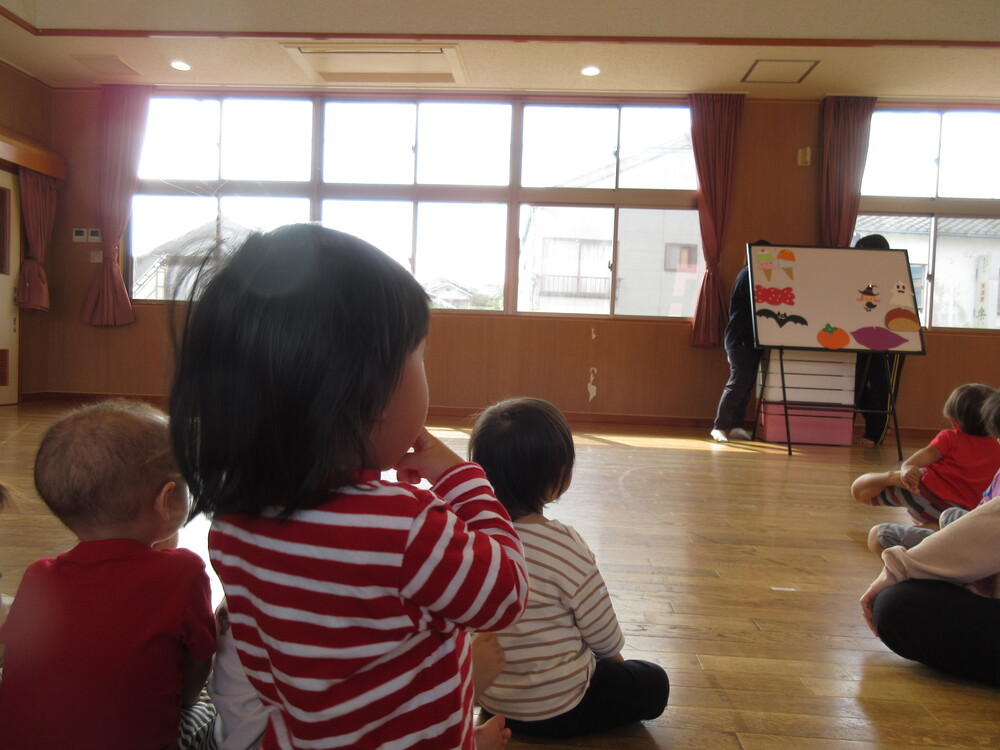 誕生会に参加している (5)