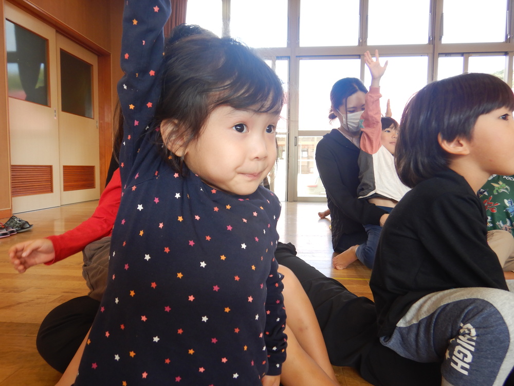 手を挙げる子ども
