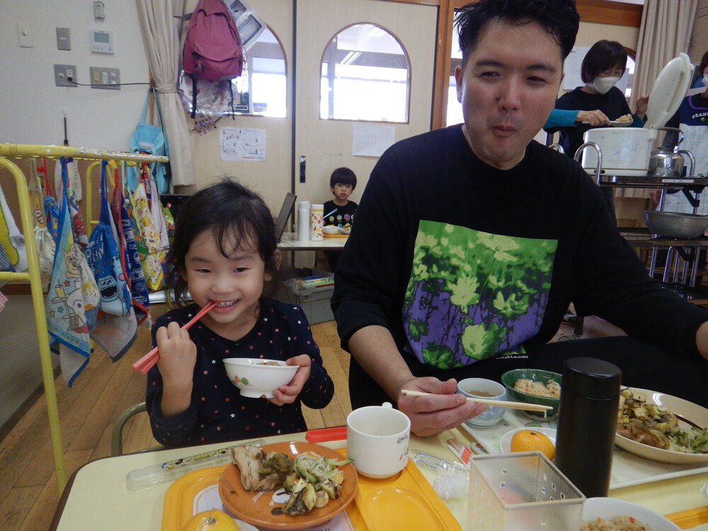 一日保育士のお父さんと一緒にご飯を食べる