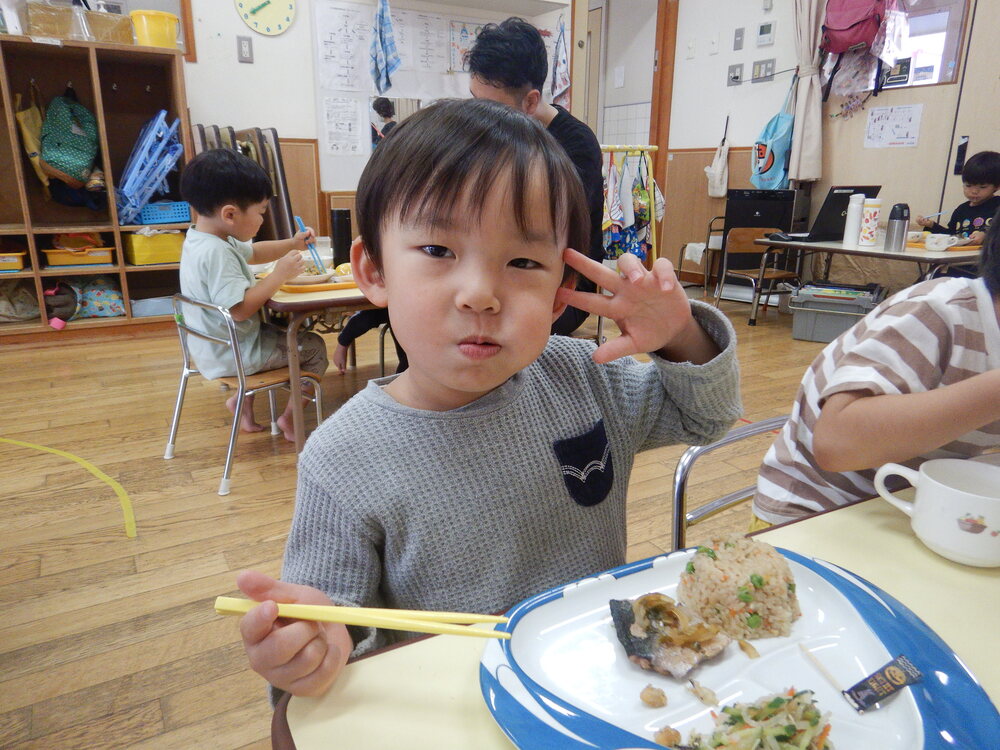 給食を食べる