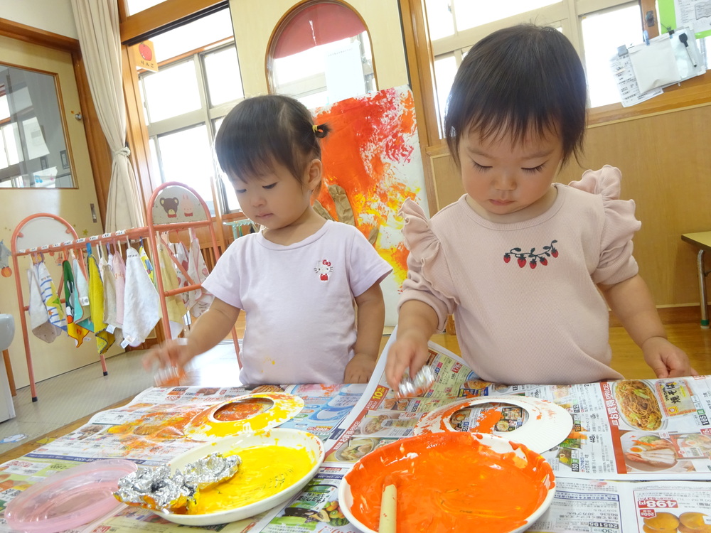 製作をする子ども (4)