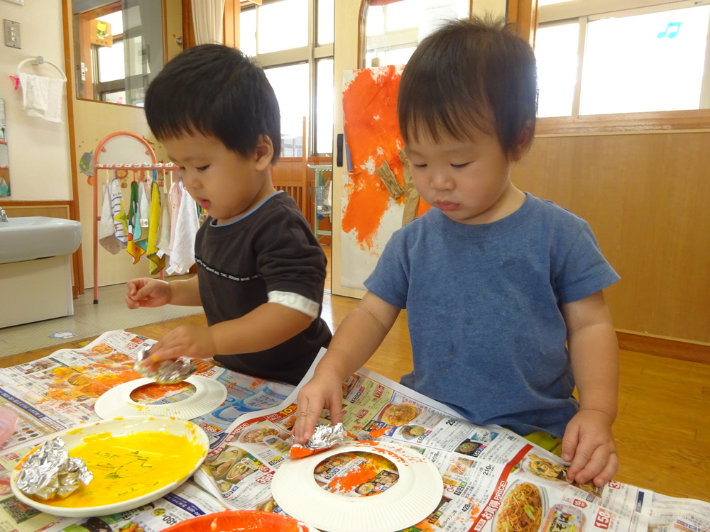 製作をする子ども (5)