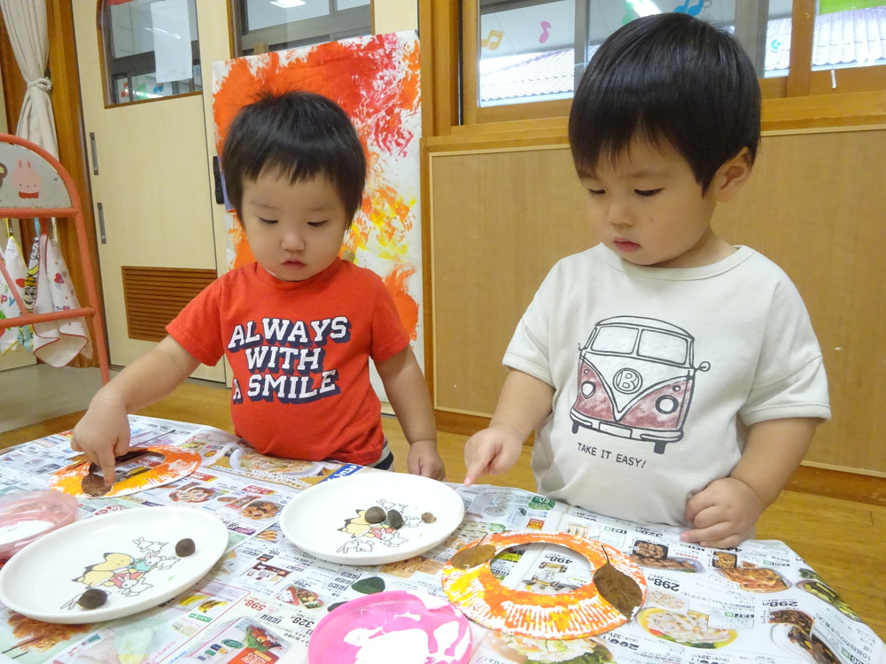 製作をしている子ども (1)