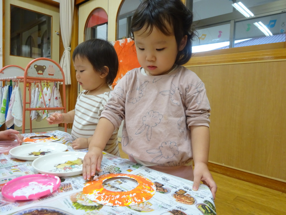 製作をしている子ども (5)