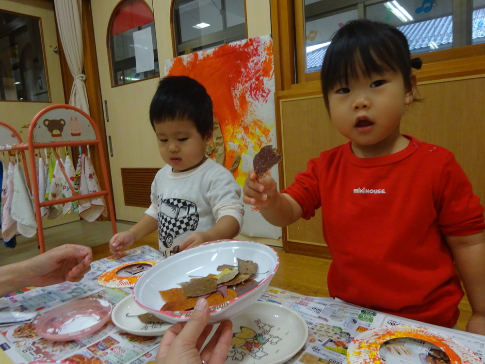 製作をしている子ども (6)