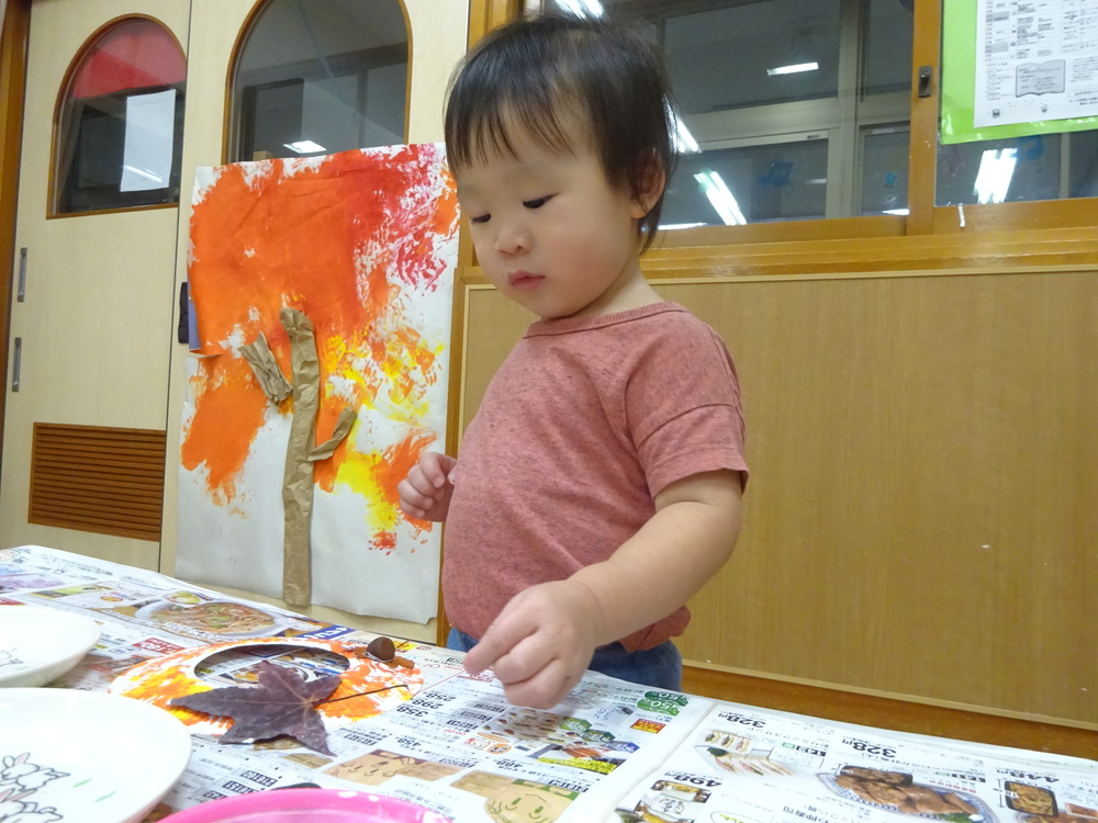 製作をしている子ども (7)