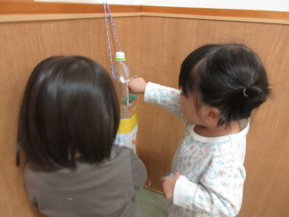 ポットン落としで遊んでいる (1)