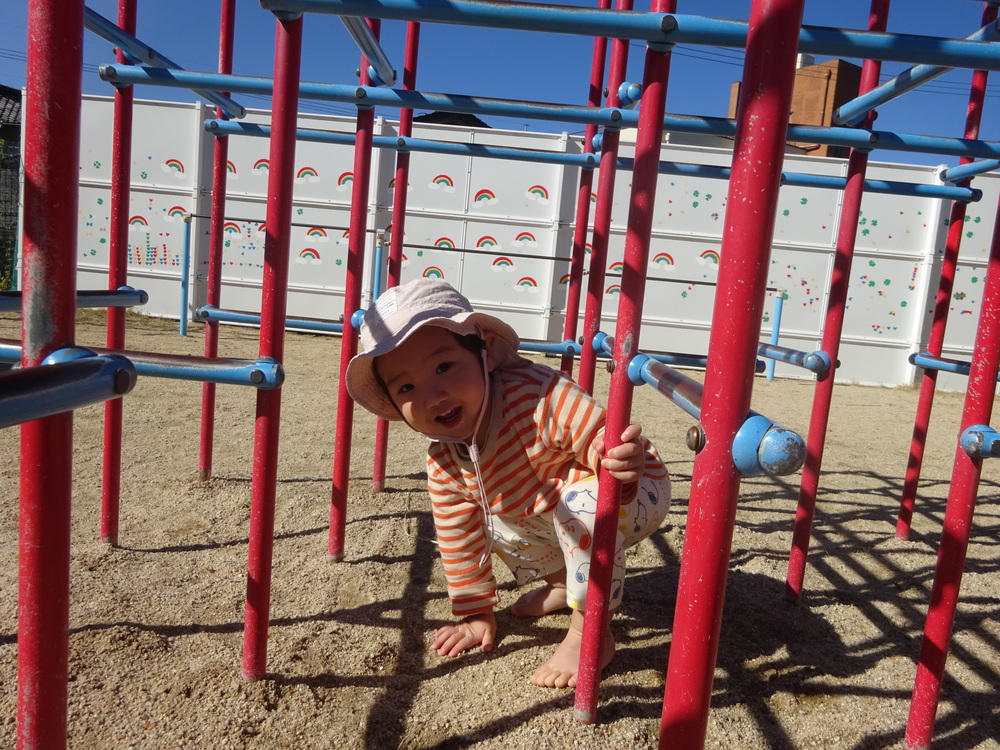 幼児園庭で遊んでいる子ども (1)